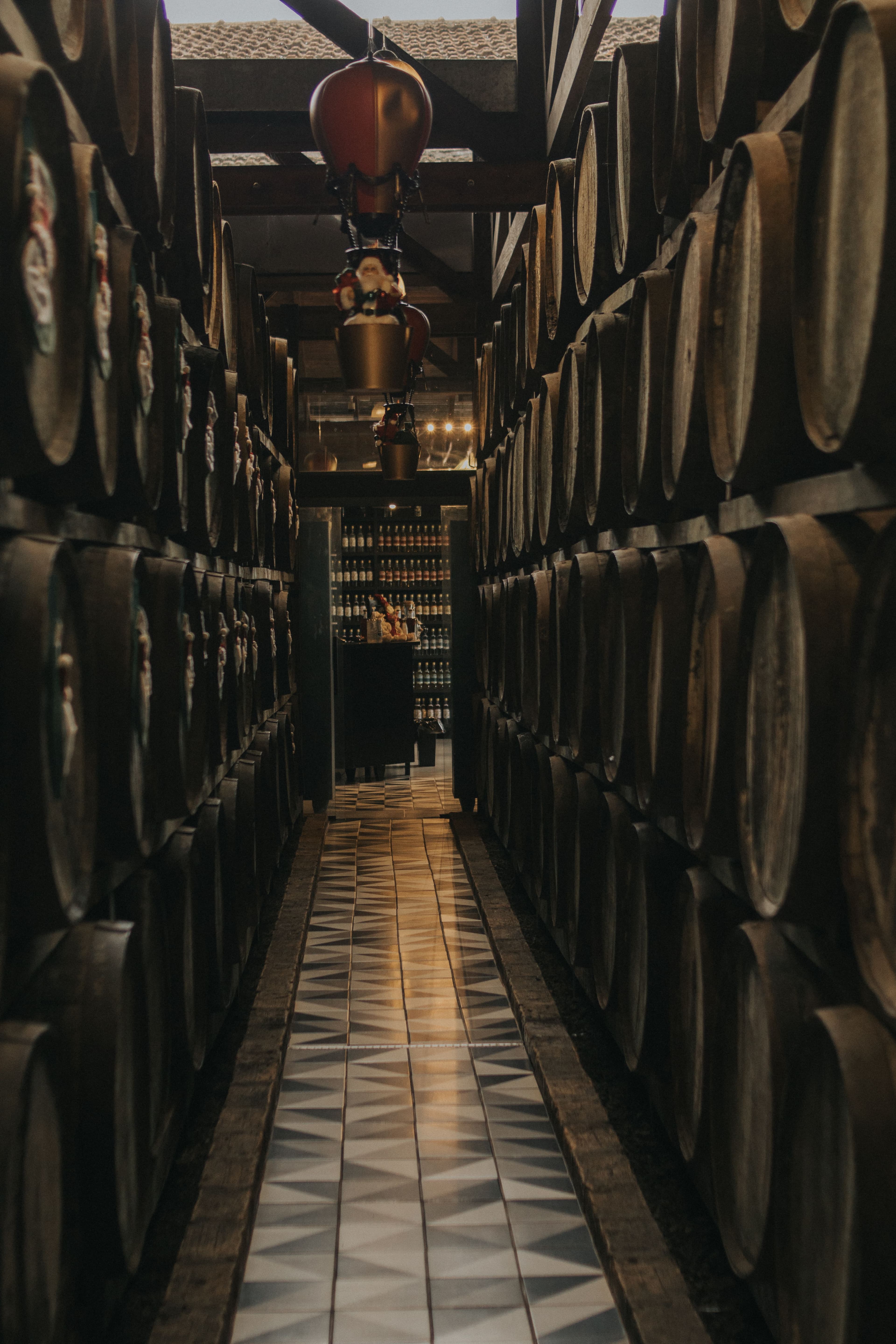 Pasillo de bodega con barricas y botellas BWAY